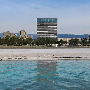 Hotel Bay Gulls, Tajiri